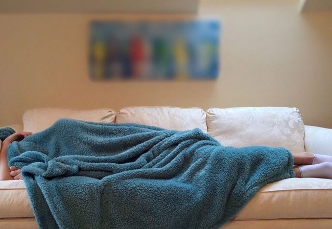 Дневной сон не полезен: врач объясняет, почему не нужно спать днем