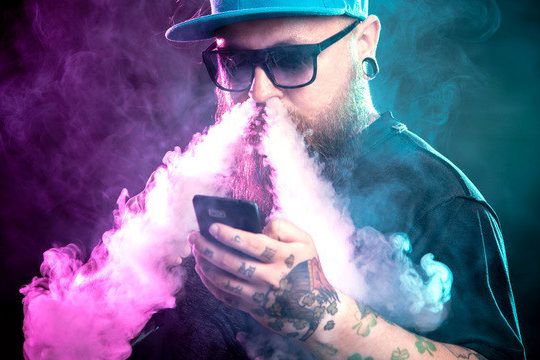 Вейперы чаще выдыхают пар через нос, и это может привести к раку — ученые