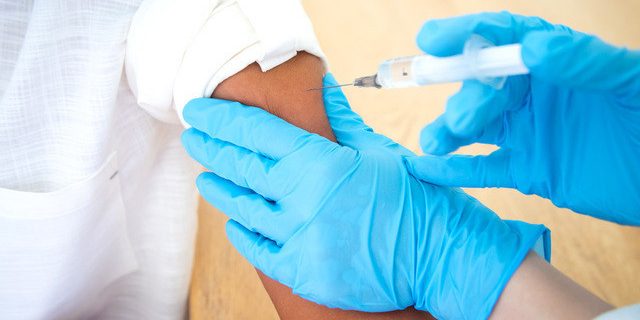 Подтверждено: вакцины от COVID-19 перестают защищать через полгода