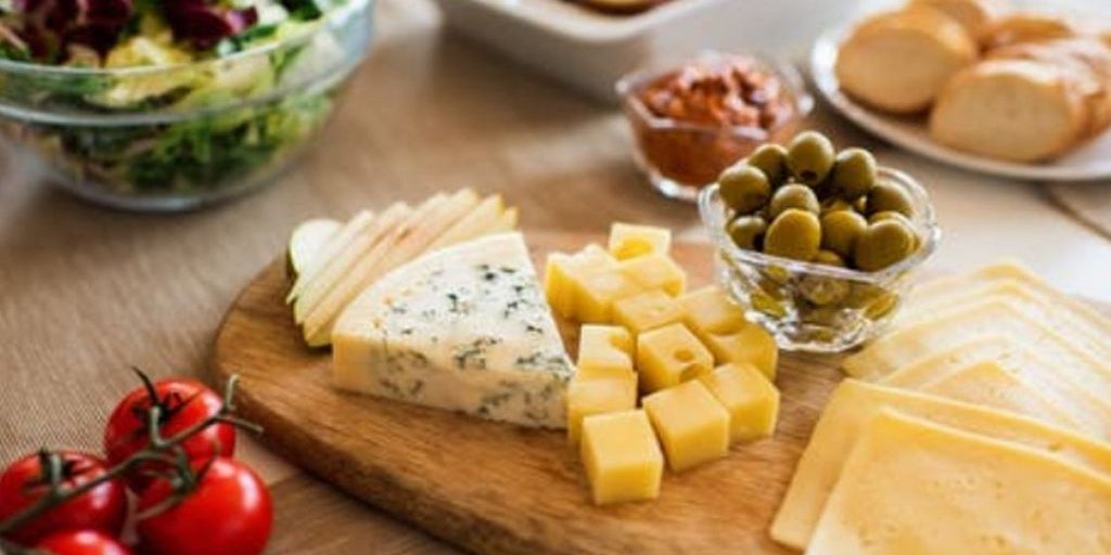Слишком соленые: четыре сыра, которые могут привести к повышенному давлению