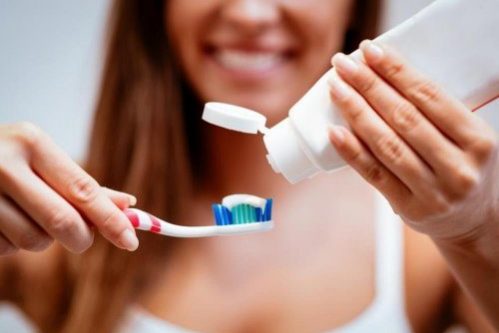 Названы плюсы и минусы применения отбеливающих зубных паст