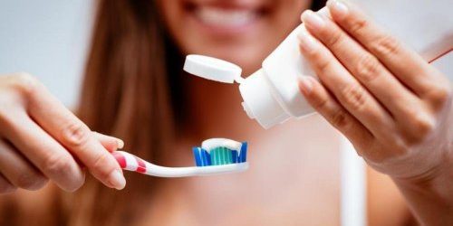 Названы плюсы и минусы применения отбеливающих зубных паст