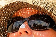 Выбирая солнцезащитные средства, внимательно смотрите на состав, призывает эксперт