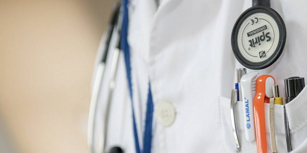 Вы принимаете их неправильно: невролог Алмазов объяснил, почему не помогают обезболивающие