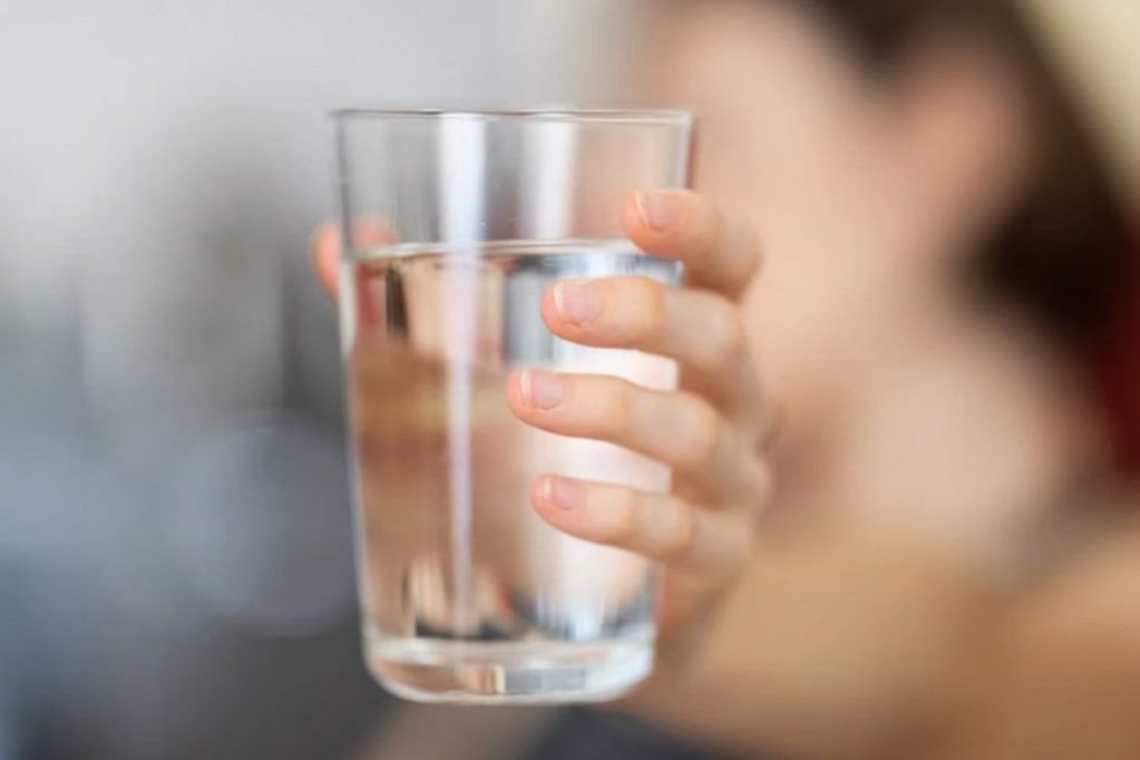 Врач предупредила об опасности питья воды из-за возможного роста давления