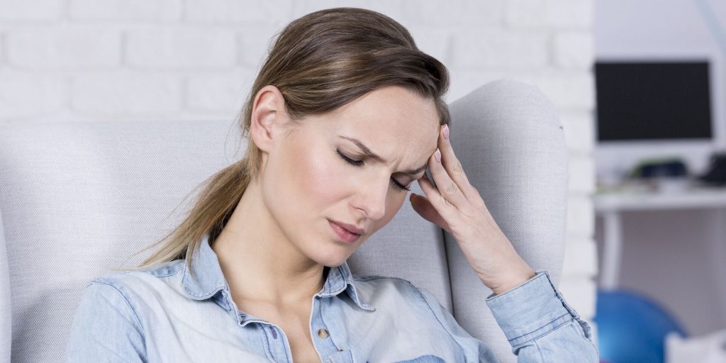 Невролог рассказал, почему летом болит голова