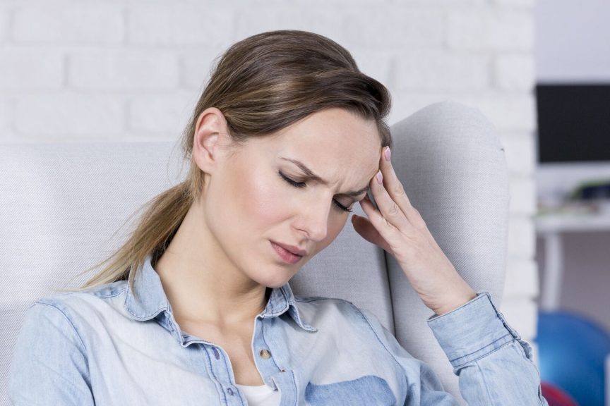 Невролог рассказал, почему летом болит голова