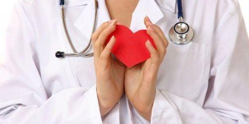 Врач: отсутствие волос на ногах может быть опасным для сердца признаком