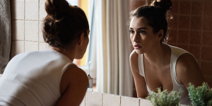 Вопрос врачу: «Появилась очень заметная пигментация на лбу и вокруг глаз, что делать?»