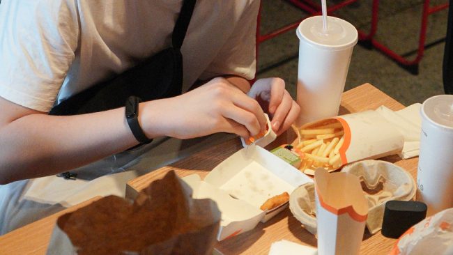 Терапевт перечислила вредные для работы мозга продукты