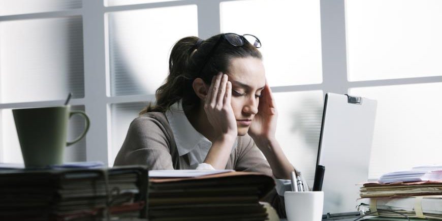 Названы напитки, из-за которых может болеть голова