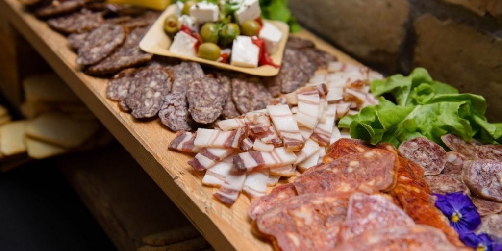 Употребление копченой колбасы повышает риск инсульта