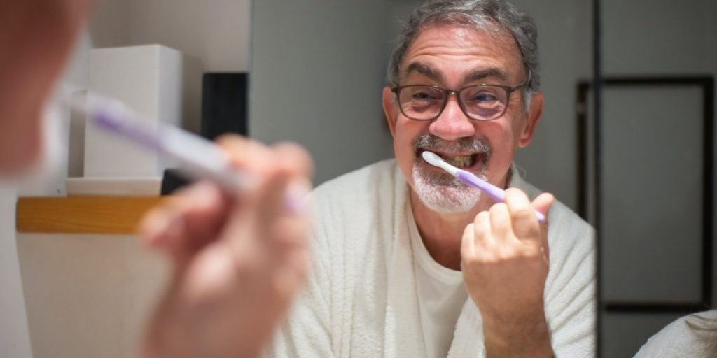 Не используйте зубную щетку более трех месяцев — опасные последствия