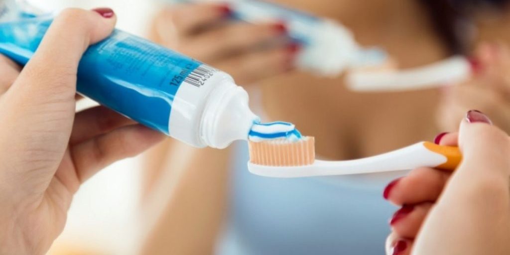 Стоматолог назвала безопасные способы чистить зубы без зубной пасты