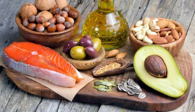 В период стресса в рационе должно быть достаточно белка и жиров – диетологи