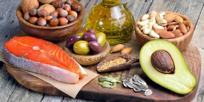 В период стресса в рационе должно быть достаточно белка и жиров – диетологи