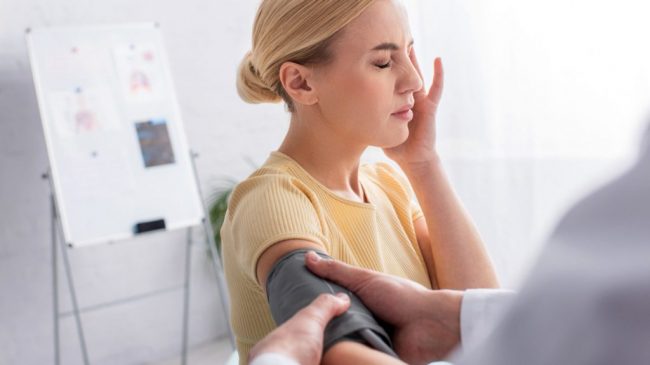 Может ли болеть голова из-за повышенного давления? Отвечает невролог