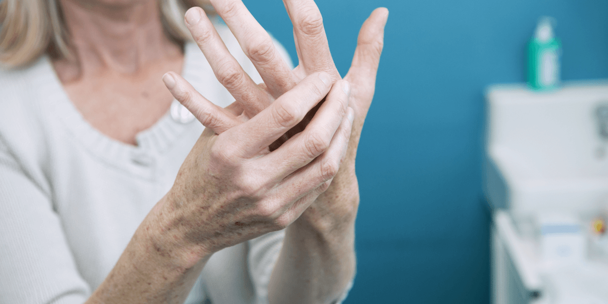 Врач перечислил предпосылки развития опасной и частой у женщин болезни суставов