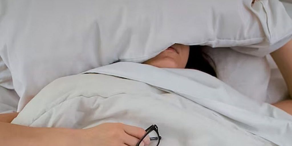 Офтальмолог Никитина объяснила причины сна с приоткрытыми глазами