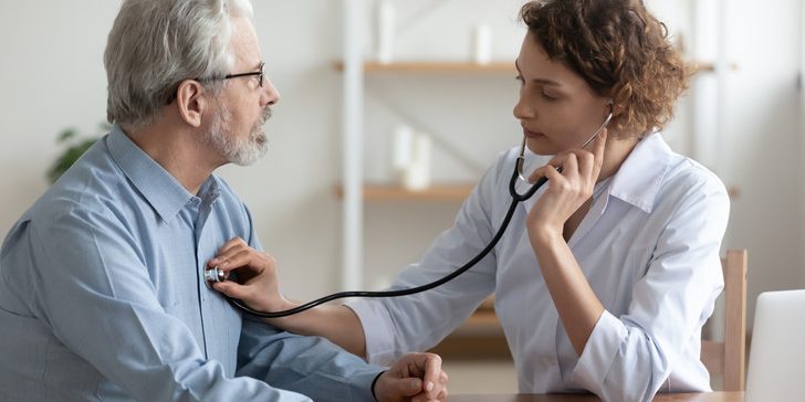 Эти 5 нетипичных симптомов предупреждают о серьезных проблемах с сердцем