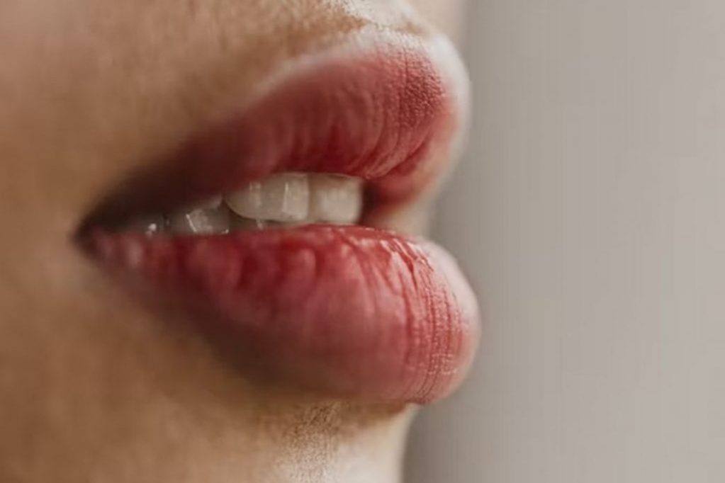 Губы могут трескаться из-за аутоиммунных заболеваний