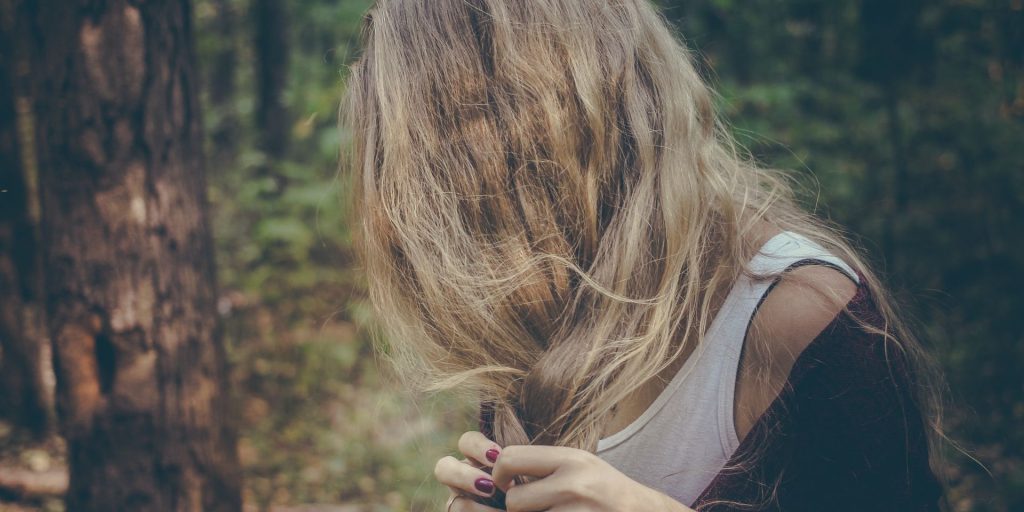 Врач назвала собранные в тугой хвост или пучок волосы причиной головных болей и облысения