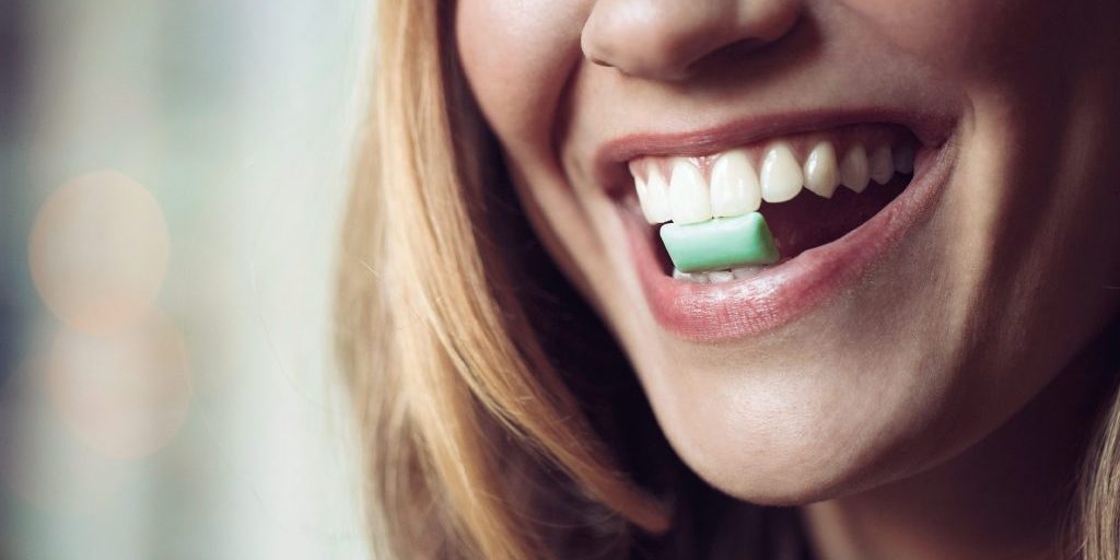 Жевательная резинка: какой вред она наносит зубам и здоровью на самом деле