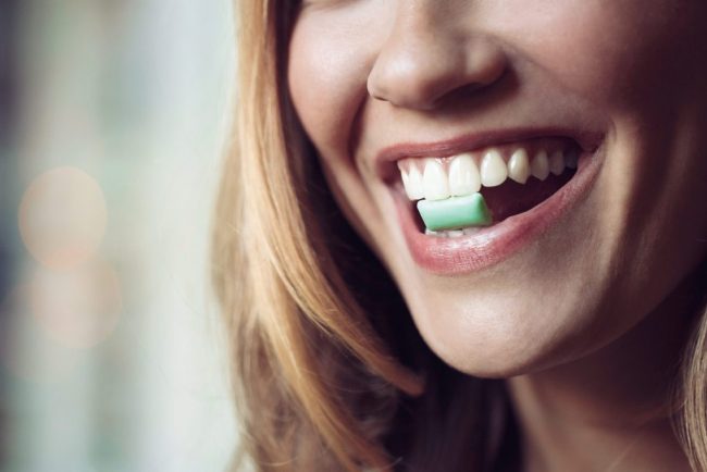 Жевательная резинка: какой вред она наносит зубам и здоровью на самом деле