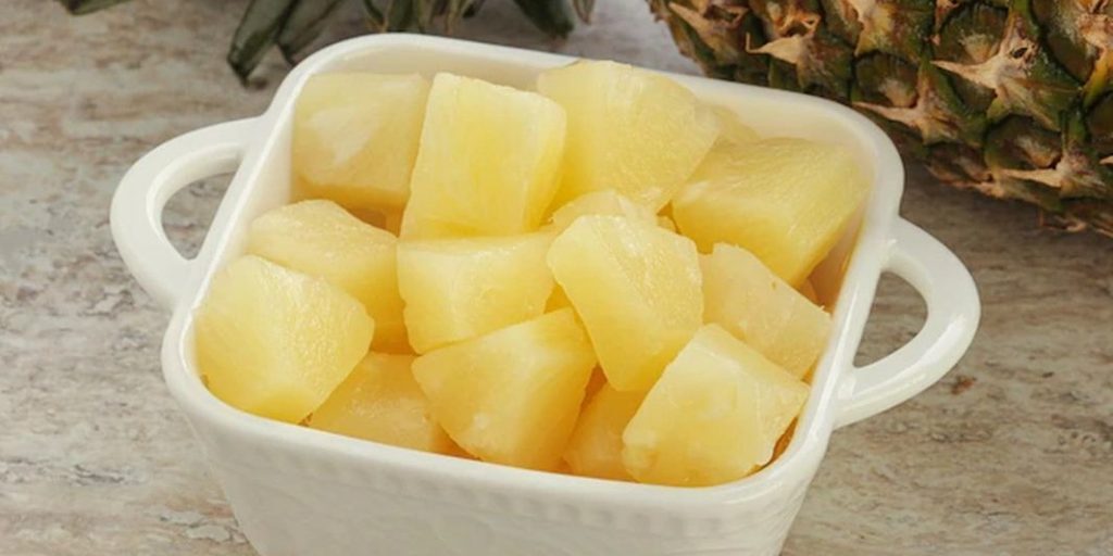 Диетолог: ананас полезен для борьбы с отеками и скачками давления