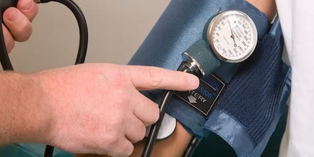 Врач Мясников назвал допускаемые при измерении давления ошибки