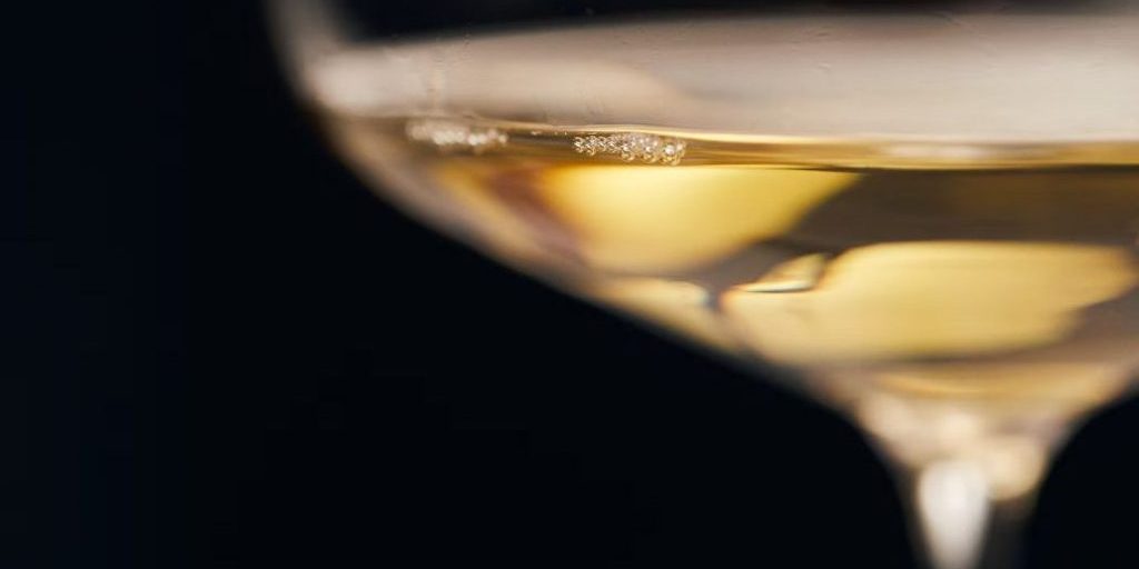 Невролог Комаров: защищает ли вино от деменции на самом деле?