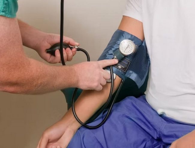 Как часто нужно измерять давление пожилым людям: врач Романенко