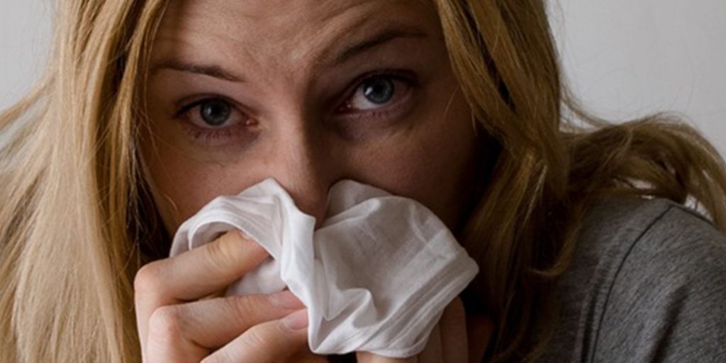 Пульмонолог Карабиненко перечислил неочевидные причины кашля