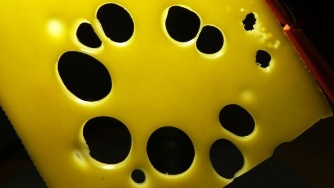 Мигрень и гипертония: врач рассказал, почему нужно отказаться от сыра