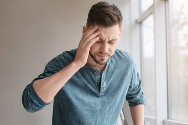 Нейрохирург рассказал, почему может болеть голова