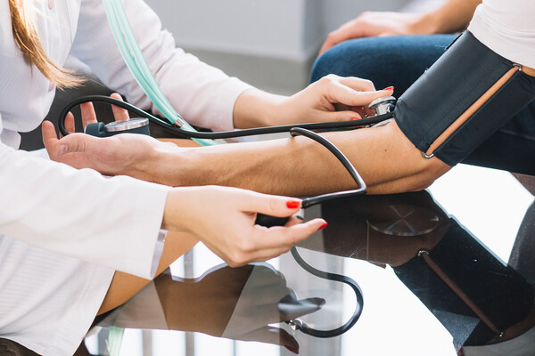 Высокое кровяное давление в 30 лет связали с деменцией