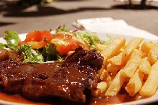 Нездоровая пища может нарушить сон, изменив активность мозга