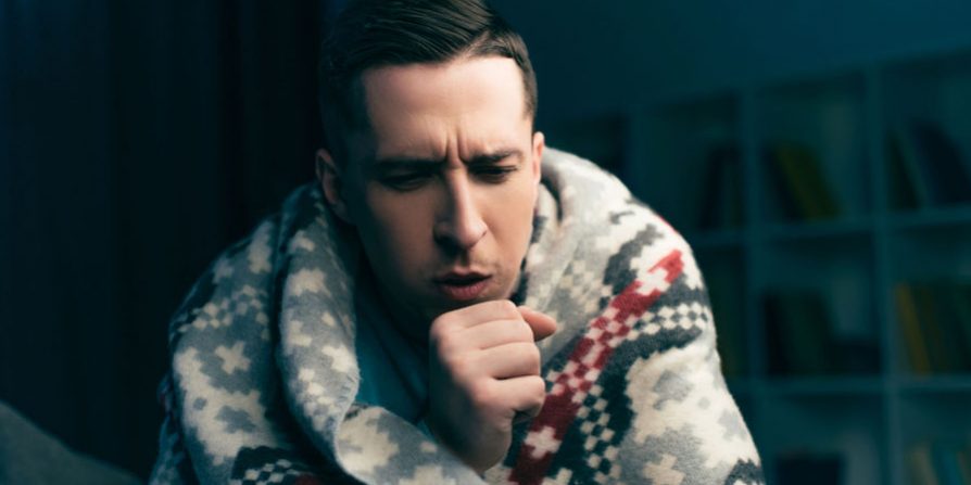 Россиянам рассказали, как правильно лечить кашель