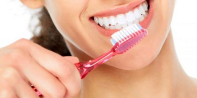 Почему опасно не чистить зубы перед сном