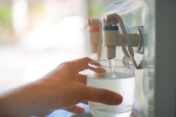 Почему полезно пить умеренно горячую воду