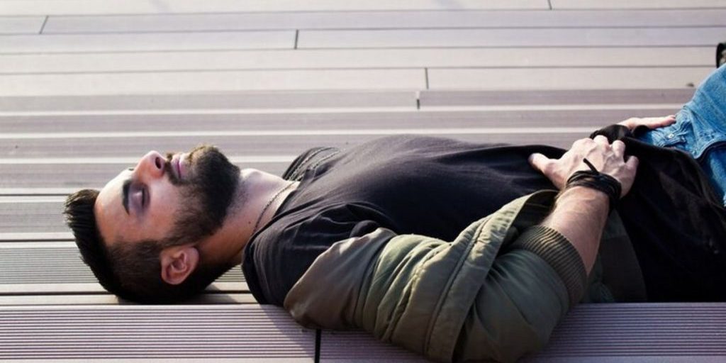 Невролог Голубинская: человека с приступом эпилепсии правильнее всего повернуть набок