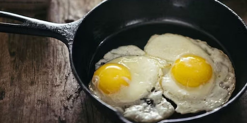 Врач Вялов: популярный завтрак из яичницы может быть опасным для