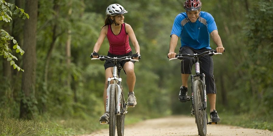 Езда на велосипеде снижает риска развития болей в коленях и