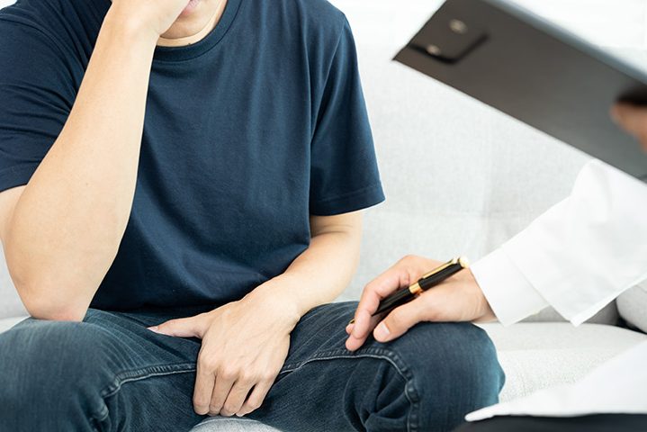 Мужчинам назвали способ самостоятельно обнаружить опухоль яичка