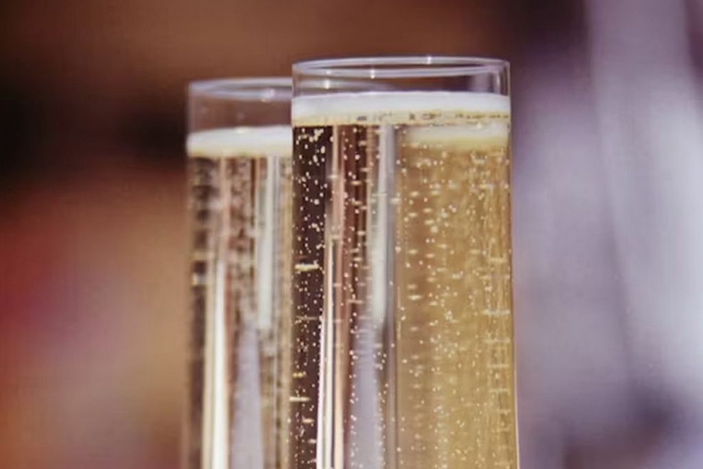 Шампанское в жаркую погоду создает опасную нагрузку на сердце и