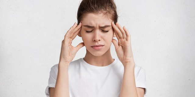 Врач Скоробогатых назвал 5 признаков опасной головной боли