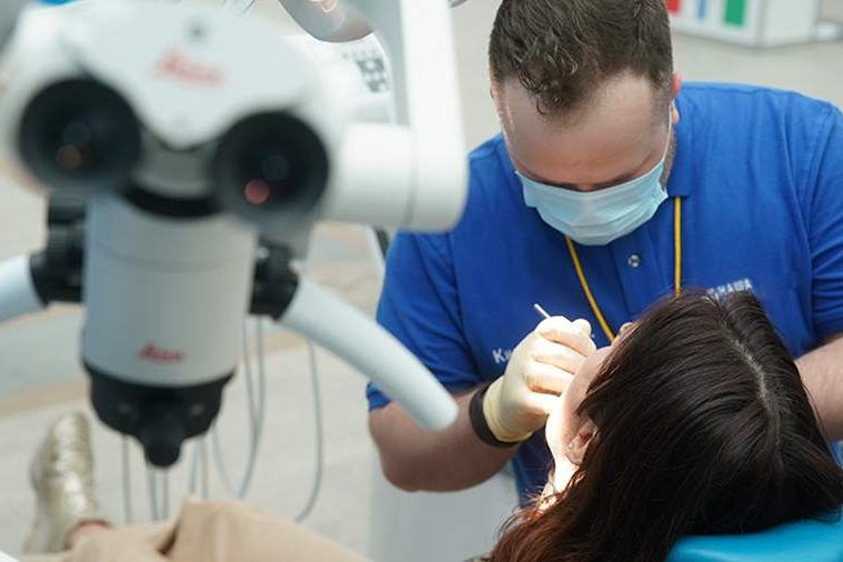 Полоскание не поможет: врач-гигиенист перечислил причины воспаления дёсен