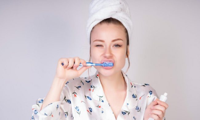 Зубочистки, ершики, нить и ирригатор: как на самом деле правильно