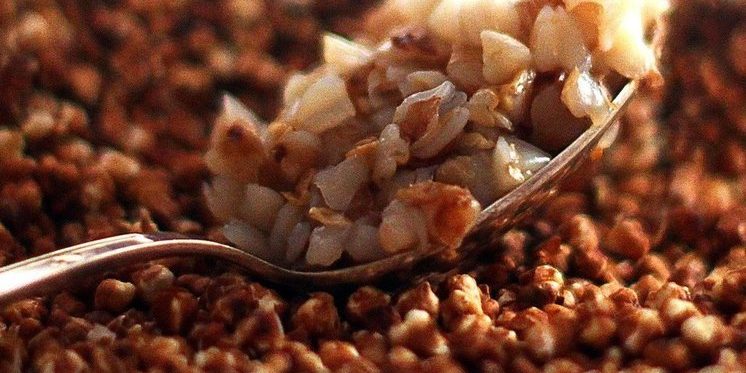 Врач объяснил, что на самом деле делает гречка с кровью