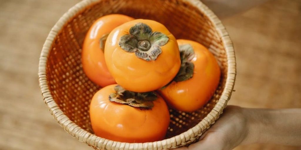 Польза для пожилых: врач Мухина посоветовала хурму как средство профилактики